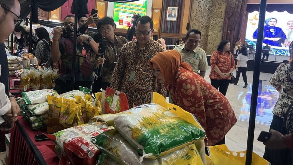 Dharma Wanita Kemensos Gelar Bazar Murah Pangan Lokal