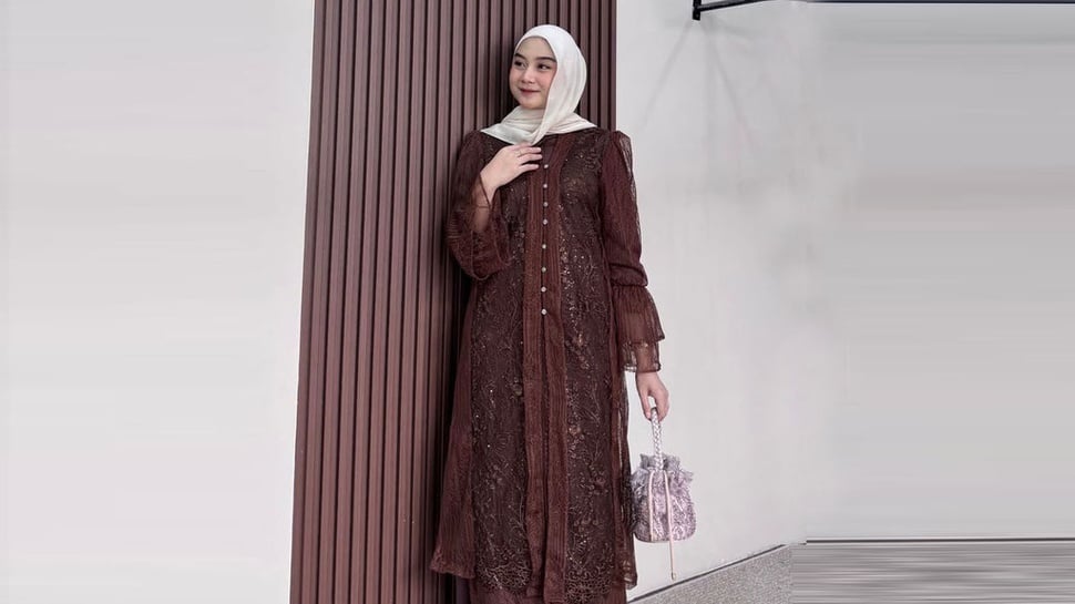 11 Rekomendasi Ide Outfit Warna Coklat Mahogany untuk Lebaran