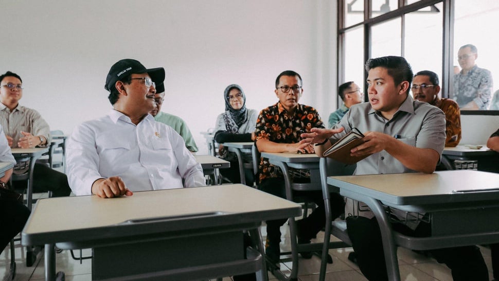 Seskab Teddy & Mensos Gus Ipul Tinjau Sekolah Rakyat di Bekasi