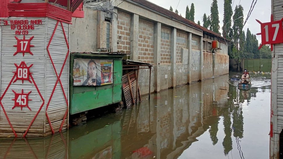 Banjir Melanda Dayeuhkolot, Warga Masih Ada Bertahan di Rumah