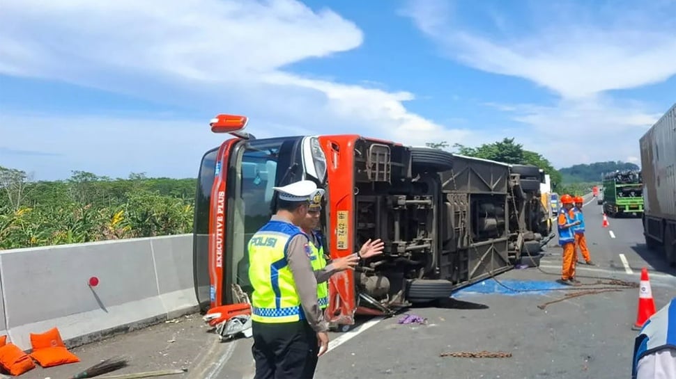 Bus Rosalia Indah Terguling di Tol Semarang-Batang