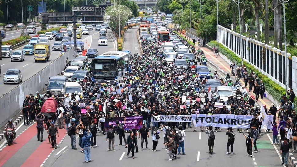 Pedemo Tolak Revisi UU TNI Tutup Paksa Jalan di Depan DPR RI