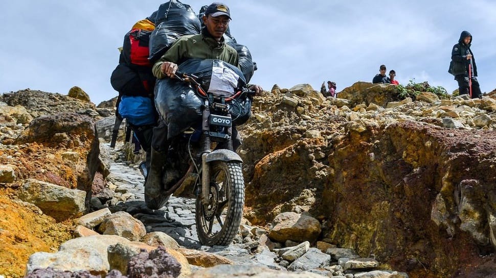 2025/05/22/antarafoto-jasa-ojek-di-gunung-papandayan-1747895132_ratio-16x9.jpg