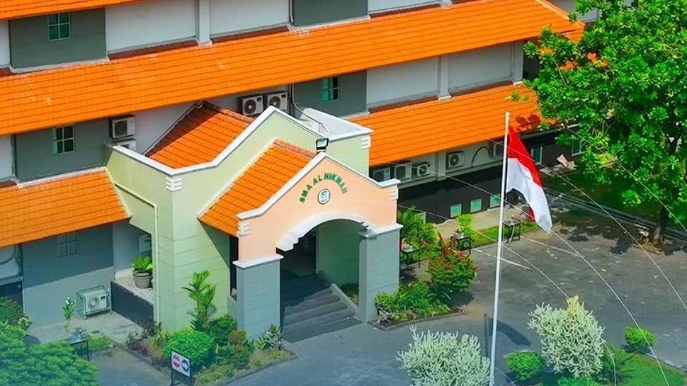 10 SMA Swasta Terbaik di Surabaya: Alamat dan Biaya Sekolahnya