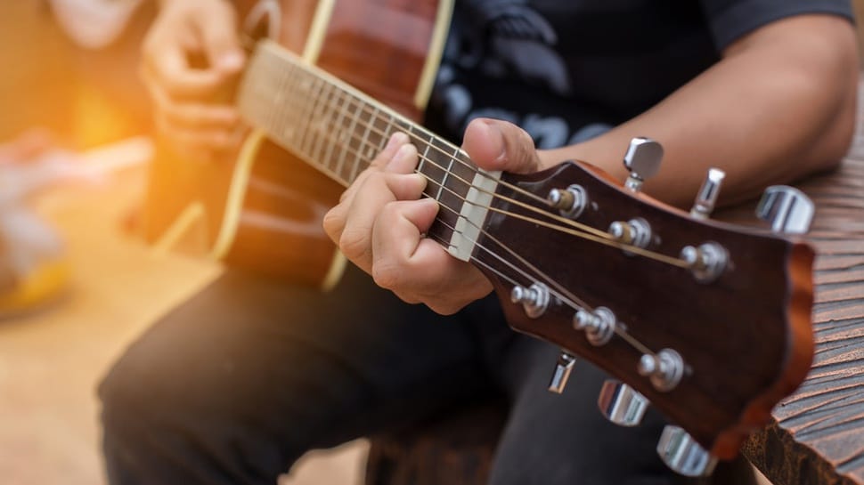 7 Rekomendasi Senar Gitar Akustik yang Bagus untuk Jamming