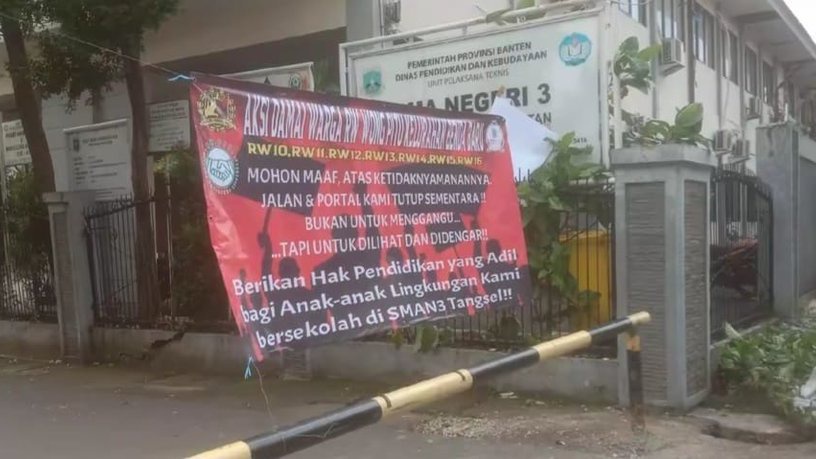 Belum Ada Titik Temu, Warga Masih Portal Jalan SMAN 3 Tangsel