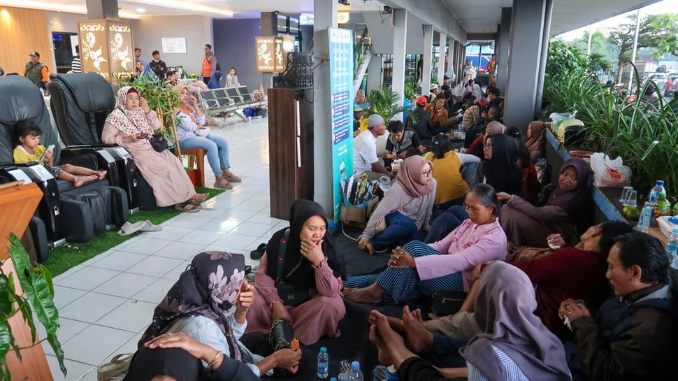 2025/07/04/antarafoto-keluarga-korban-kmp-tunu-pratama-jaya-bertahan-di-pos-sar-1751635520_ratio-16x9.jpg