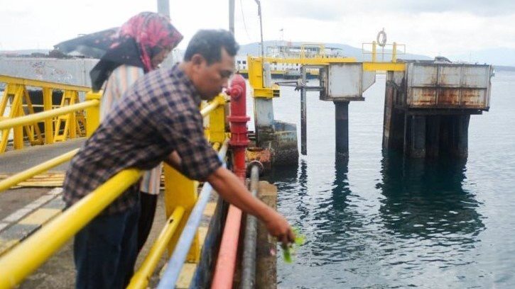 Keluarga Korban Kapal Tunu Pratama Tabur Bunga di Selat Bali
