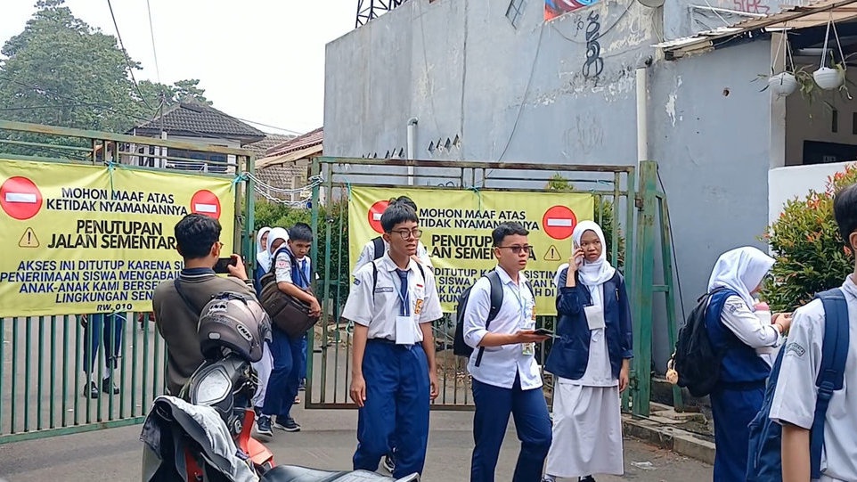 MPLS Pertama SMAN 6 dan SMPN 17 Tangsel Terkendala Aksi Blokade