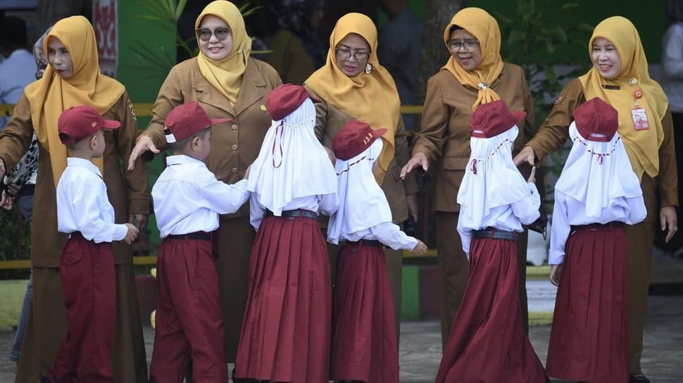 2025/07/14/antarafoto-hari-pertama-sekolah-tahun-ajaran-baru-di-samarinda-1752463845_3054_ratio-16x9.jpg