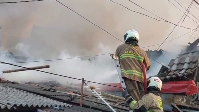 Pemprov Salurkan Makanan & Tenda untuk Korban Kebakaran Tebet