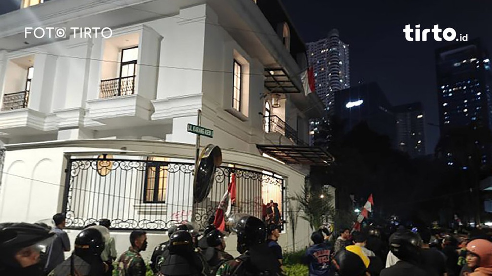 2025/08/31/foto-tirto-web--momen-penjarahan-di-rumah-sahroni-hingga-eko-patrio--7_ratio-16x9.jpg
