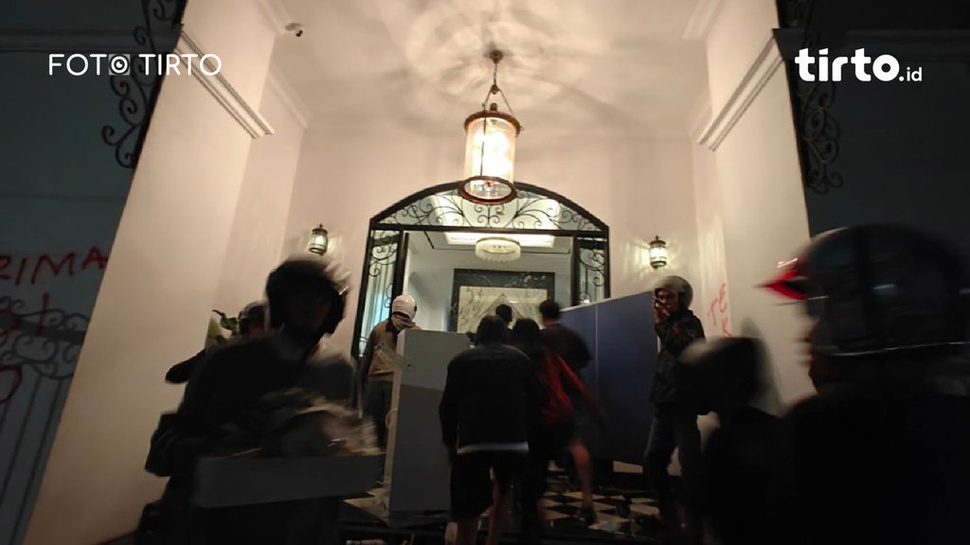 2025/08/31/fototirto-web--momen-penjarahan-di-rumah-sahroni-hingga-eko-patrio_ratio-16x9.jpg