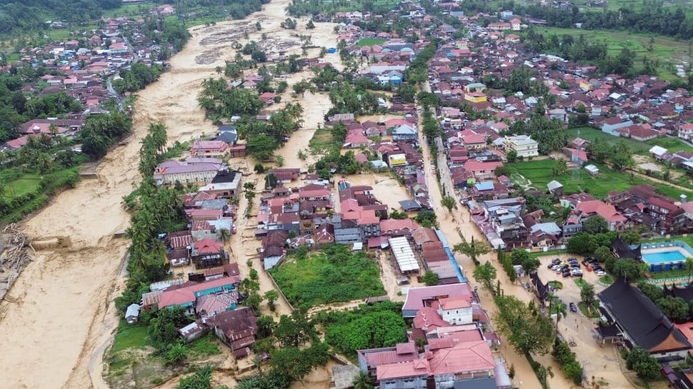 2025/12/01/antarafoto-banjir-bandang-meluas-di-padang-1764606649.jpg