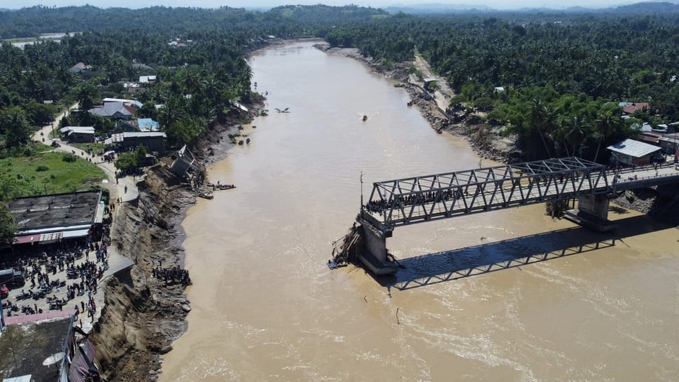 2025/12/01/antarafoto-jembatan-kuta-blang-bireuen-putus-1764606638.jpg