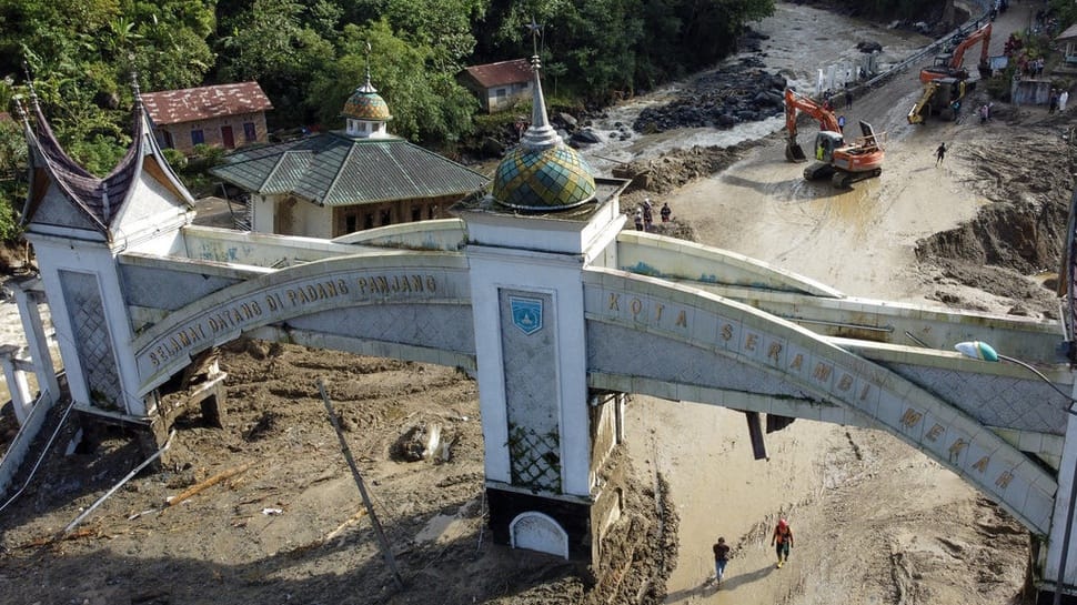 2025/12/01/antarafoto-pembersihan-jembatan-kembar-silaiang-dari-material-longsor-1764606645.jpg