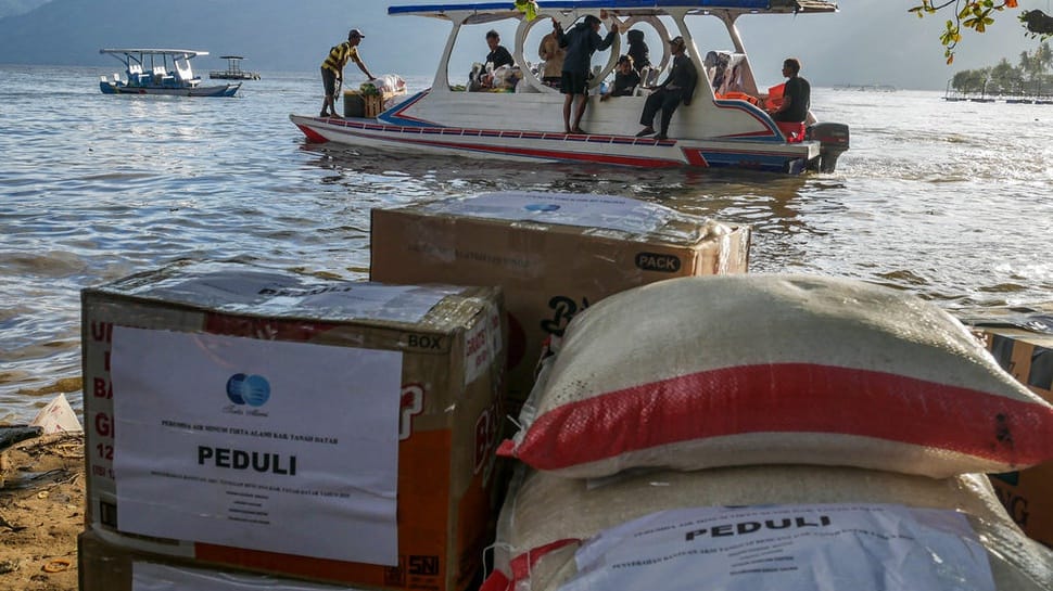 2025/12/02/antarafoto-penyaluran-bantuan-menggunakan-perahu-1764607839.jpg
