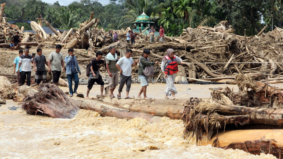 2025/12/03/antarafoto-akses-jalan-di-tapanuli-selatan-putus-akibat-banjir-bandang-1764727159_7423.jpg