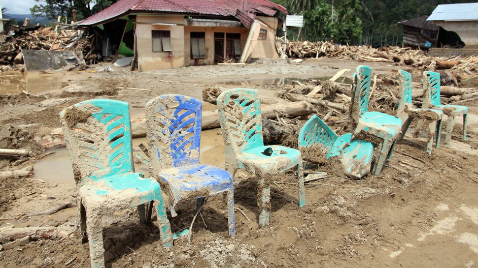 2025/12/03/antarafoto-korban-tewas-banjir-bandang-di-tapanuli-selatan-mencapai-43-orang-1764725685_7412.jpg