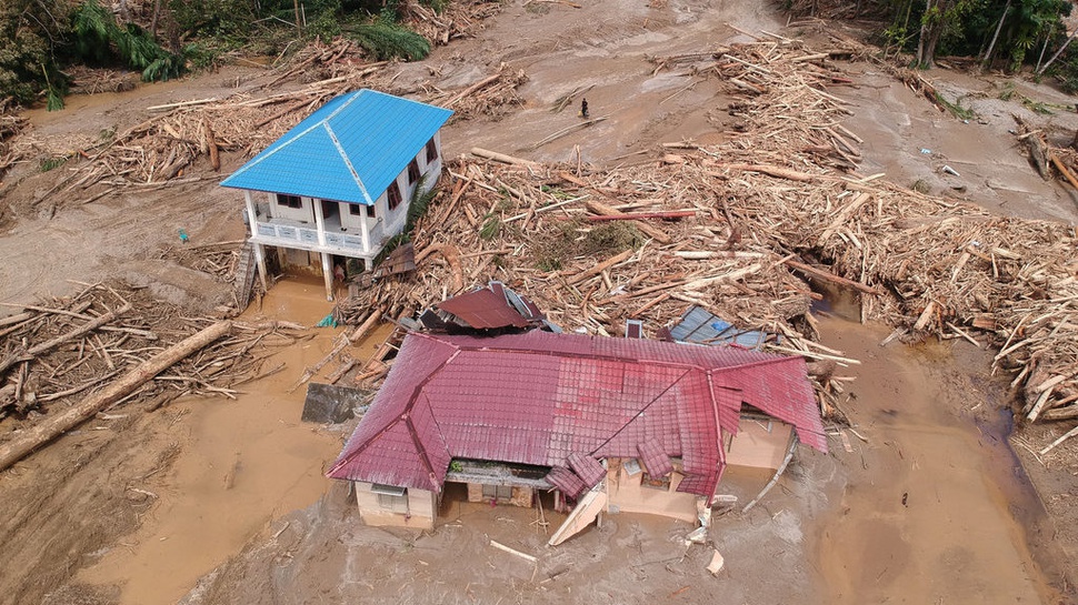 2025/12/03/antarafoto-korban-tewas-banjir-bandang-di-tapanuli-selatan-mencapai-43-orang-1764727165_7422.jpg