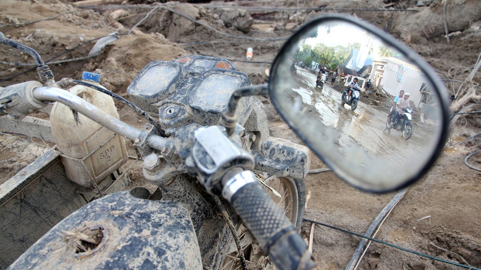 2025/12/03/antarafoto-korban-tewas-banjir-bandang-di-tapanuli-selatan-mencapai-50-orang-1764725710_7414.jpg
