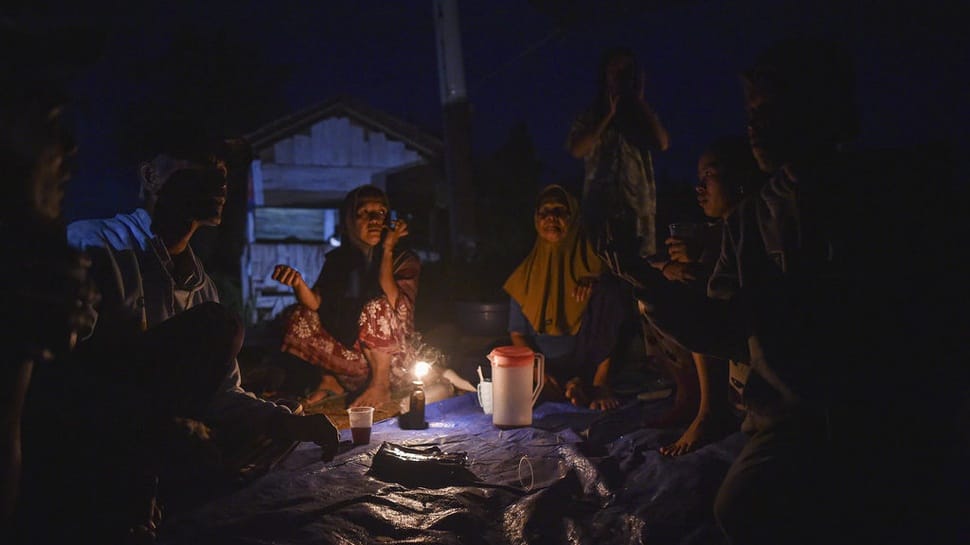 2025/12/22/antarafoto-korban-banjir-bandang-bertahan-di-tenda-darurat-1766370621_8142.jpg
