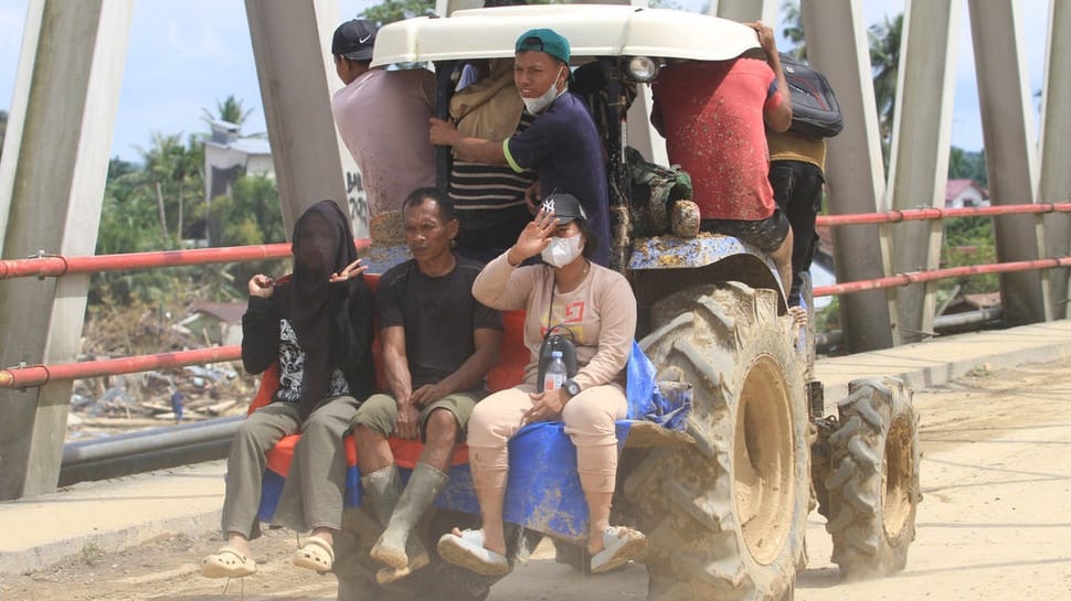 2025/12/22/antarafoto-pengungsi-korban-banjir-di-aceh-tamiang-1766370960_8146.jpg