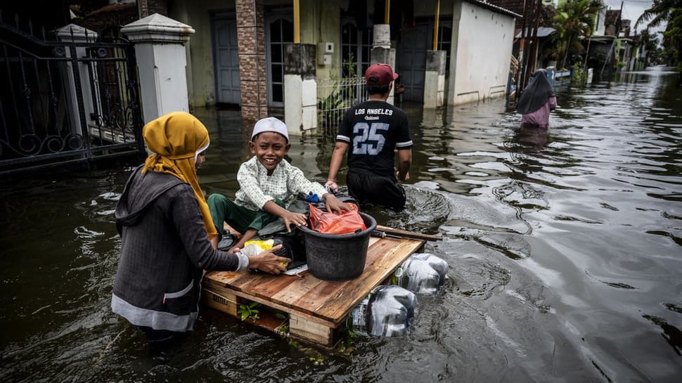 2026/01/24/antarafoto-evakuasi-warga-terdampak-banjir-di-kudus-1769220138_9130.jpg