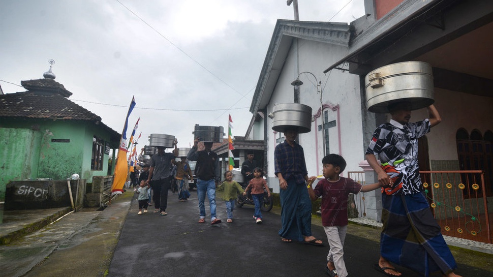 2026/02/06/antarafoto-kebersamaan-umat-dalam-tradisi-sadranan-di-merbabu-1770368690.jpg
