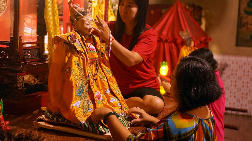 2026/02/16/antarafoto-ritual-pergantian-busana-dewa-jelang-imlek-di-tulungagung-1771164340.jpg