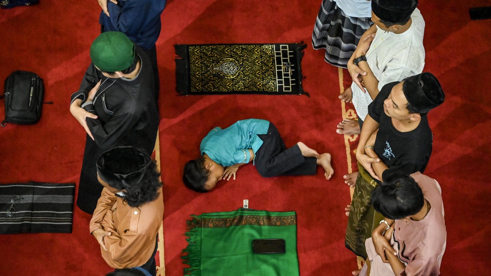 2026/02/19/antarafoto-shalat-tarawih-pertama-1447-hijriah-di-masjid-hubbul-wathan-ntb-1771464192_10027.jpg