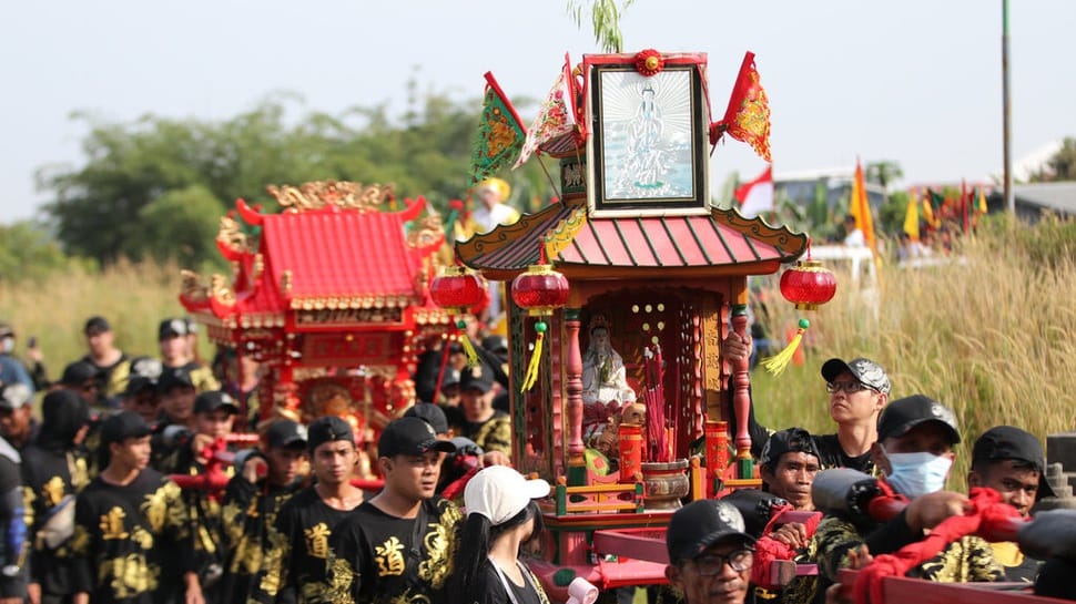 2026/03/04/antarafoto-tatung-singkawang-melaksanakan-ritual-cuci-jalan-1772613598.jpg