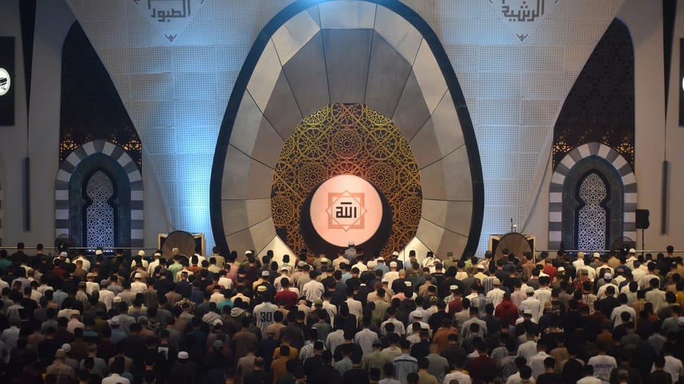 2026/03/17/antarafoto-shalat-tarawih-perdana-di-padang-1773712191_10830.jpg