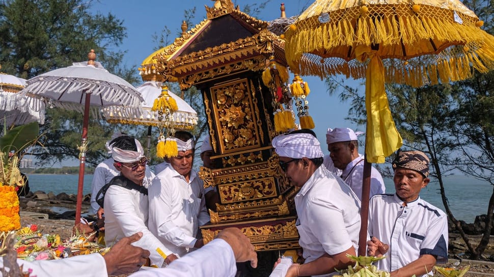 2026/03/17/antarafoto-upacara-melasti-jelang-nyepi-di-pantai-marina-semarang-1773711559_10820.jpg