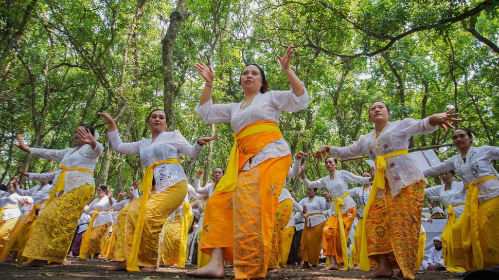 2026/03/17/antarafoto-upacara-melasti-jelang-nyepi-di-pantai-watu-pecak-lumajang-1773711554_10822.jpg