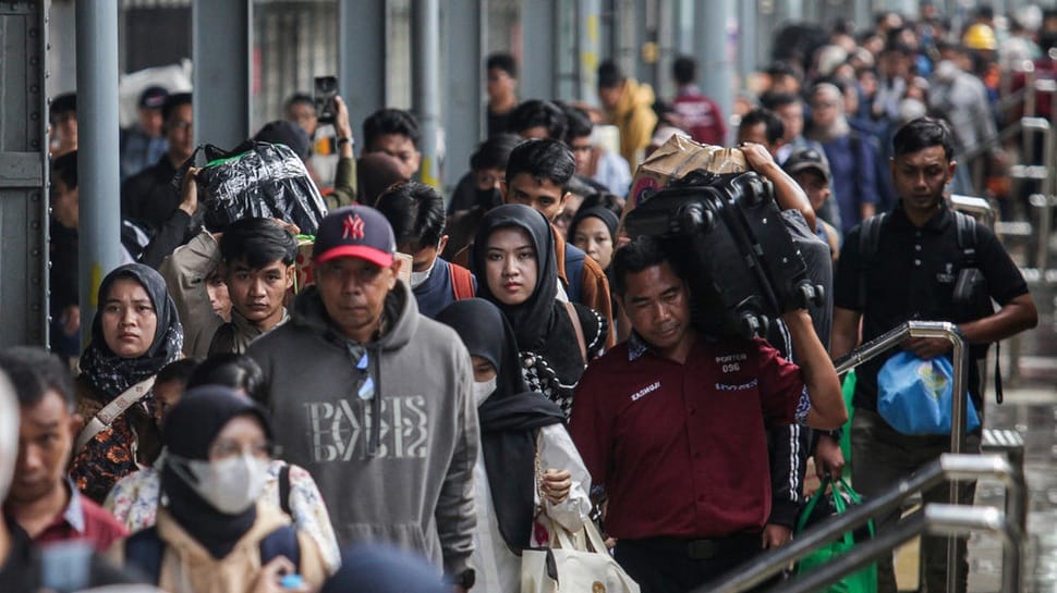2026/03/27/antarafoto-arus-balik-di-stasiun-pasar-senen-1774575245_11030.jpg