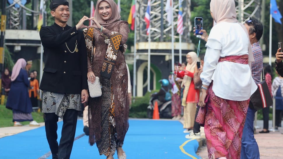 2026/04/21/antarafoto-fesyen-hari-kartini-di-its-surabaya-1776748661_11698.jpg