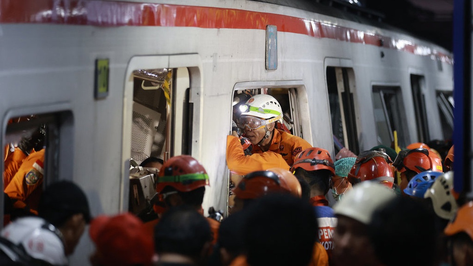 2026/04/28/antarafoto-evakuasi-kecelakaan-kereta-api-di-bekasi-timur-1777338645_11867.jpg