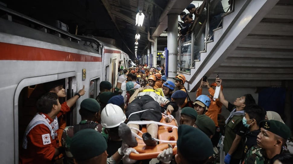 2026/04/28/antarafoto-evakuasi-korban-kecelakaan-kereta-di-bekasi-timur-1777338622_11871.jpg