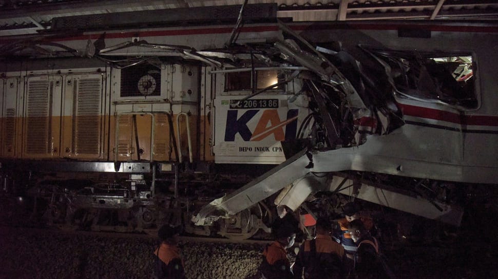 2026/04/28/antarafoto-kecelakaan-kereta-api-di-bekasi-timur-1777338655_11880.jpg