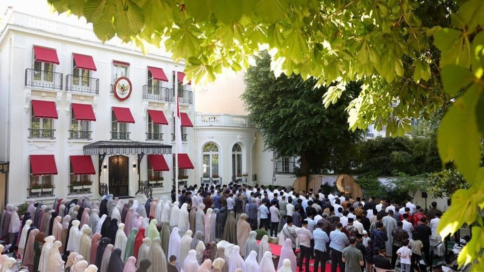 2026/05/27/prabowo-salat-iduladha-di-paris_04.jpg