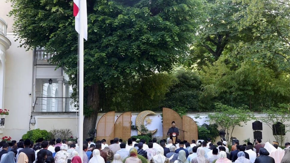 2026/05/27/prabowo-salat-iduladha-di-paris_06.jpg