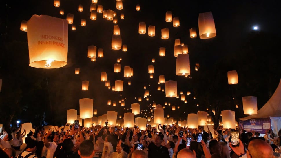 2026/06/01/antarafoto-penerbangan-lampion-waisak-di-borobudur-1780284236.jpg