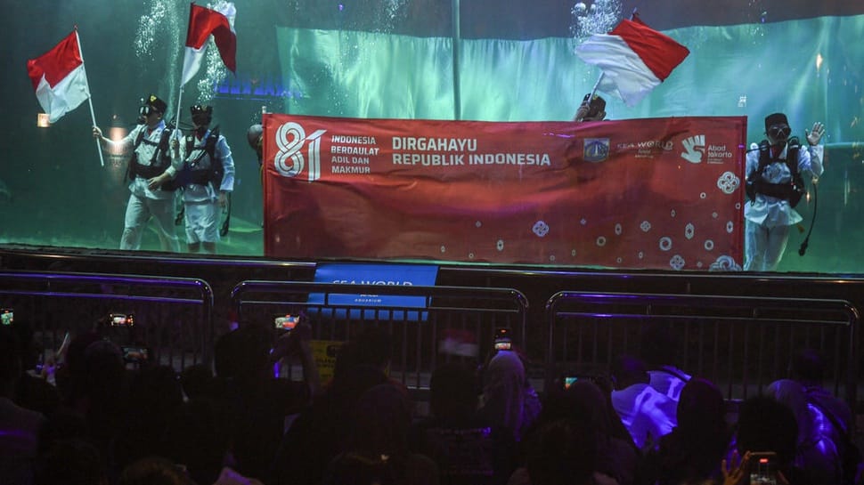 2026/08/17/antarafoto-pengibaran-bendera-merah-putih-di-seaworld-ancol-1786943276.jpg
