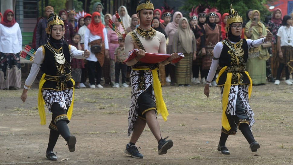2026/08/17/antarafoto-upacara-hut-ri-mengenakan-kostum-pewayangan-di-salatiga-1786946446.jpg