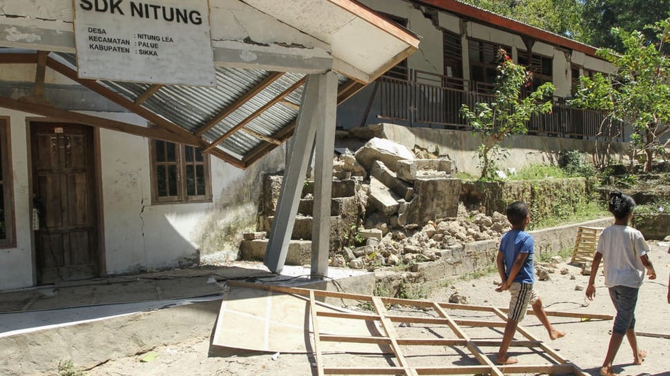 2026/08/20/antarafoto-kerusakan-rumah-warga-pulau-palue-akibat-gempa-1787198158_15289.jpg