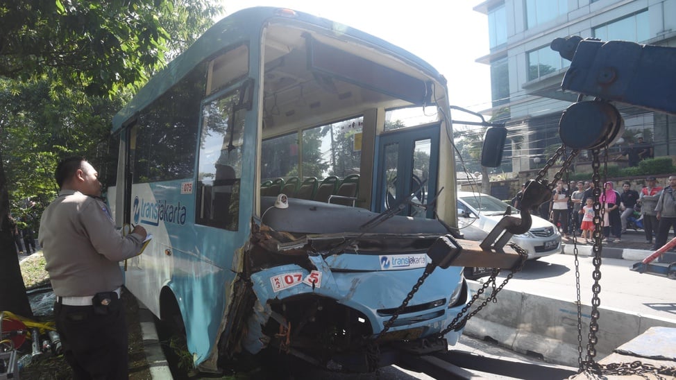 Bus Transjakarta Tabrak Pembatas Jalan