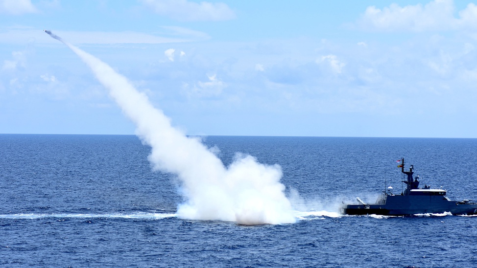 Jokowi Saksikan Latihan Armada Jaya