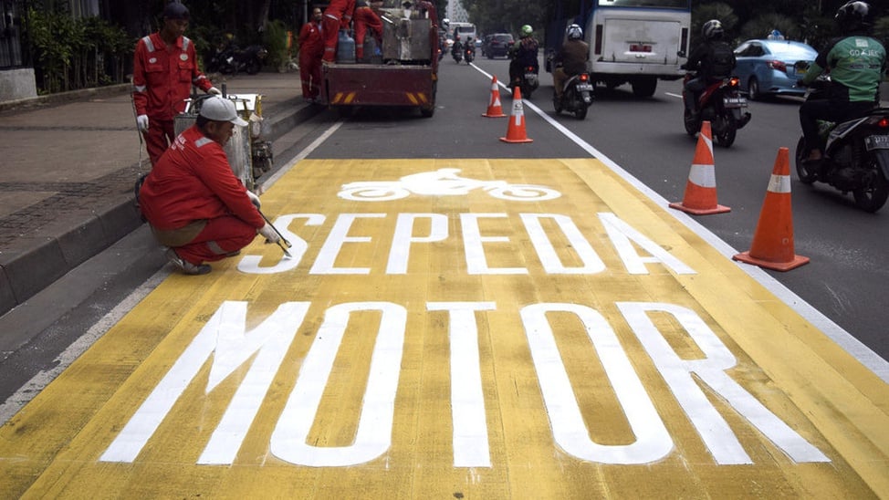  Jalur Kuning  Khusus Pengendara Sepeda Motor Foto Tirto 