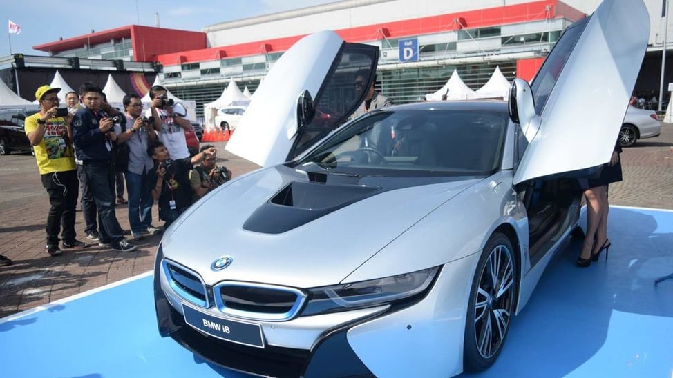 Uji Mobil Listrik BMW i8  di IIMS 2021 Tirto ID